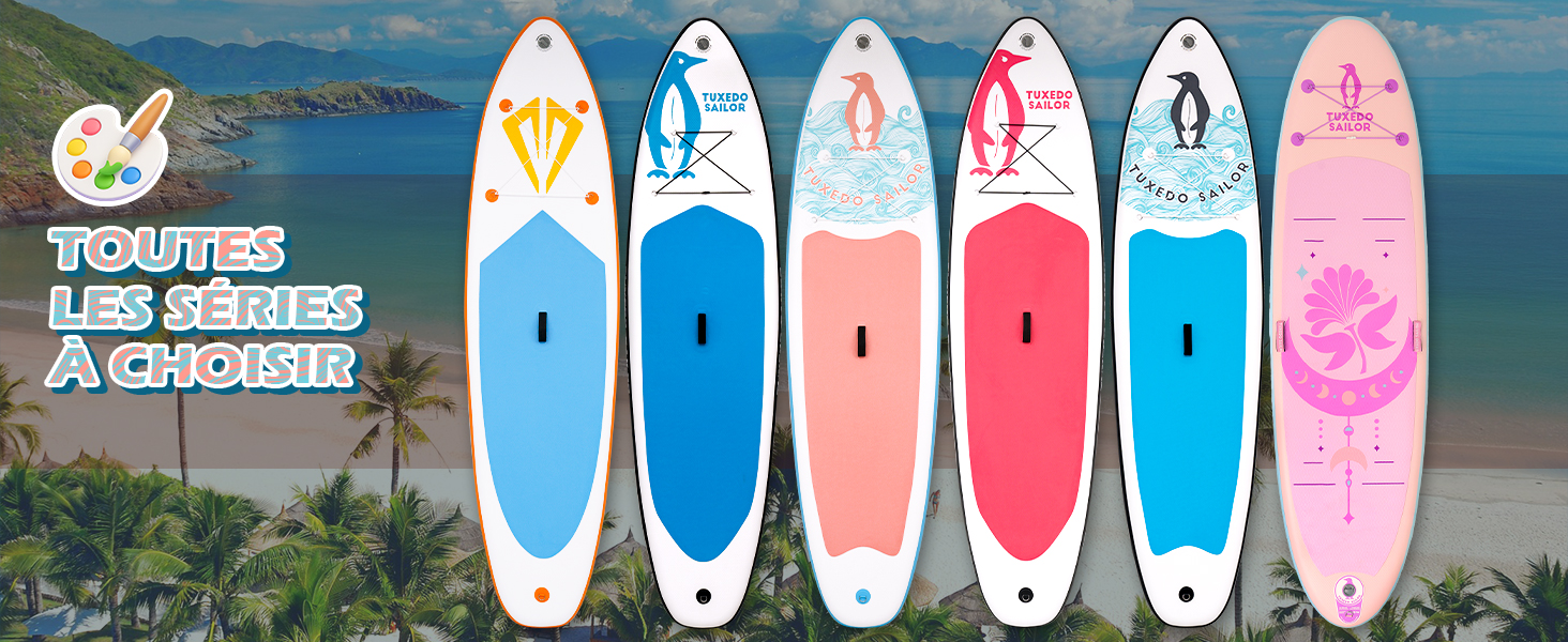 Affichage de plusieurs planches à pagaie de différentes couleurs, dont le bleu, le rose et le blanc, disposées sur fond de plage avec des palmiers.