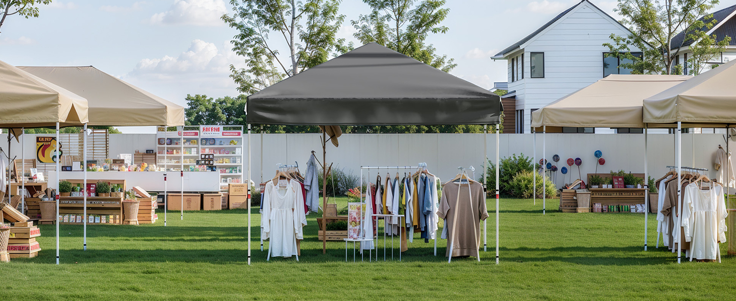Scène extérieure montrant des vêtements accrochés à des cordes à linge dans une cour résidentielle avec de l'herbe, des arbres et des maisons visibles en arrière-plan. Démontre le séchage des vêtements à l'extérieur dans un environnement naturel.