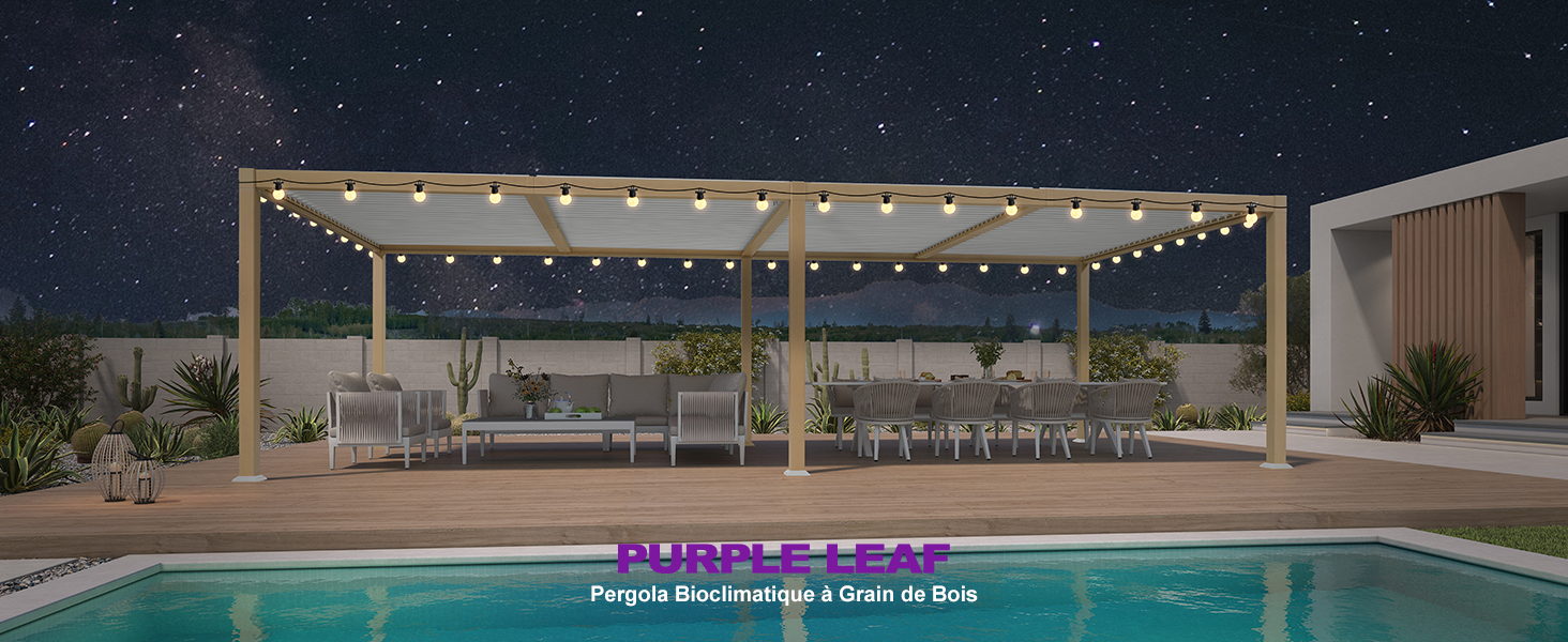 Grande pergola extérieure avec guirlandes lumineuses au-dessus d'un patio à côté d'une piscine. Sièges et tables visibles sous la structure la nuit.