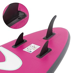 Gros plan d'une planche à pagaie rose et noire montrant de multiples fixations et points de fixation des ailerons. La planche comporte des ailerons noirs surélevés et des zones d'accent blanches.