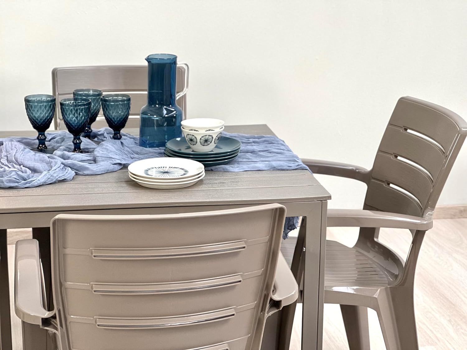 Thomas & Anita - Ensemble repas jardin 6 pers, table acier 180x90cm, chaises empilables, effet bois taupe