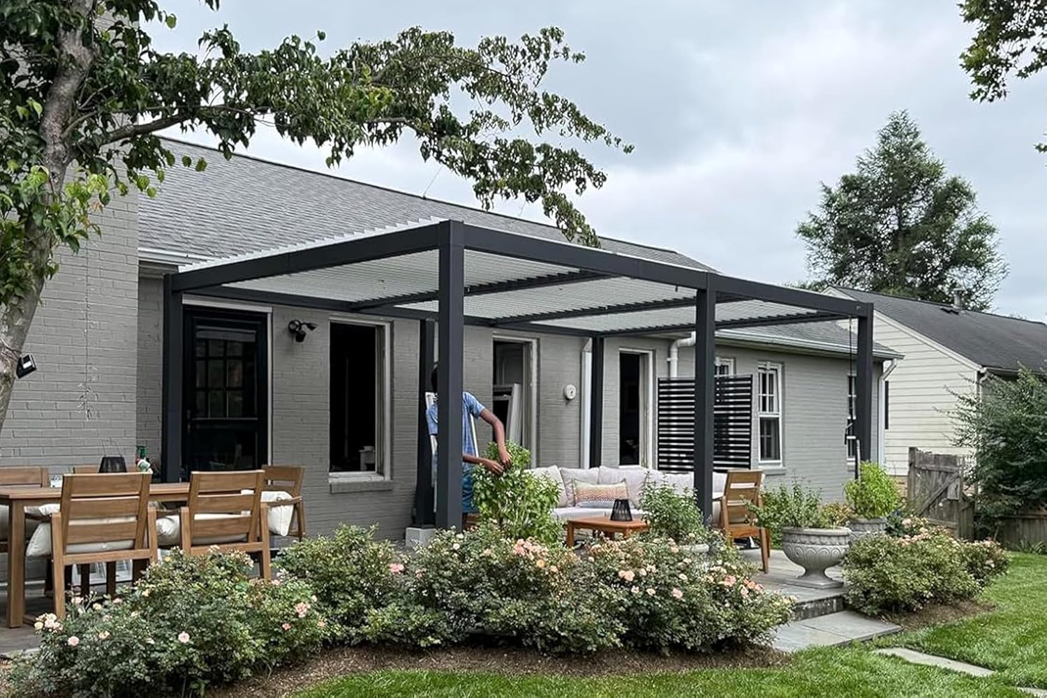 jardinito - pergola bioclimatique - 6,35x3,5m - aluminium gris, poteaux blancs, lames orientables