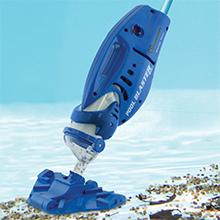 un jouet aquatique bleu avec un corps bleu et un corps bleu.