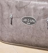 Le texte « jardinito » sur une surface texturée grise semble porter la marque de l'équipement du spa ou de la piscine.