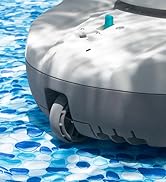 Vues rapprochées d'un flotteur de piscine gonflable argenté ou d'un dispositif d'eau sur fond bleu à motifs. Produit présenté sous plusieurs angles et présentant des caractéristiques de conception moulées.