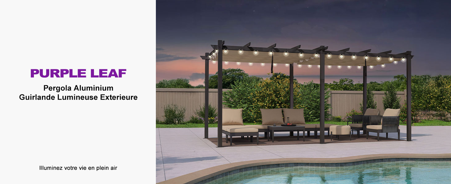 Pergola extérieure en aluminium avec guirlandes lumineuses au-dessus des meubles de patio près d'une piscine. Structure à ossature sombre avec toit à lattes, créant un coin salon abrité au