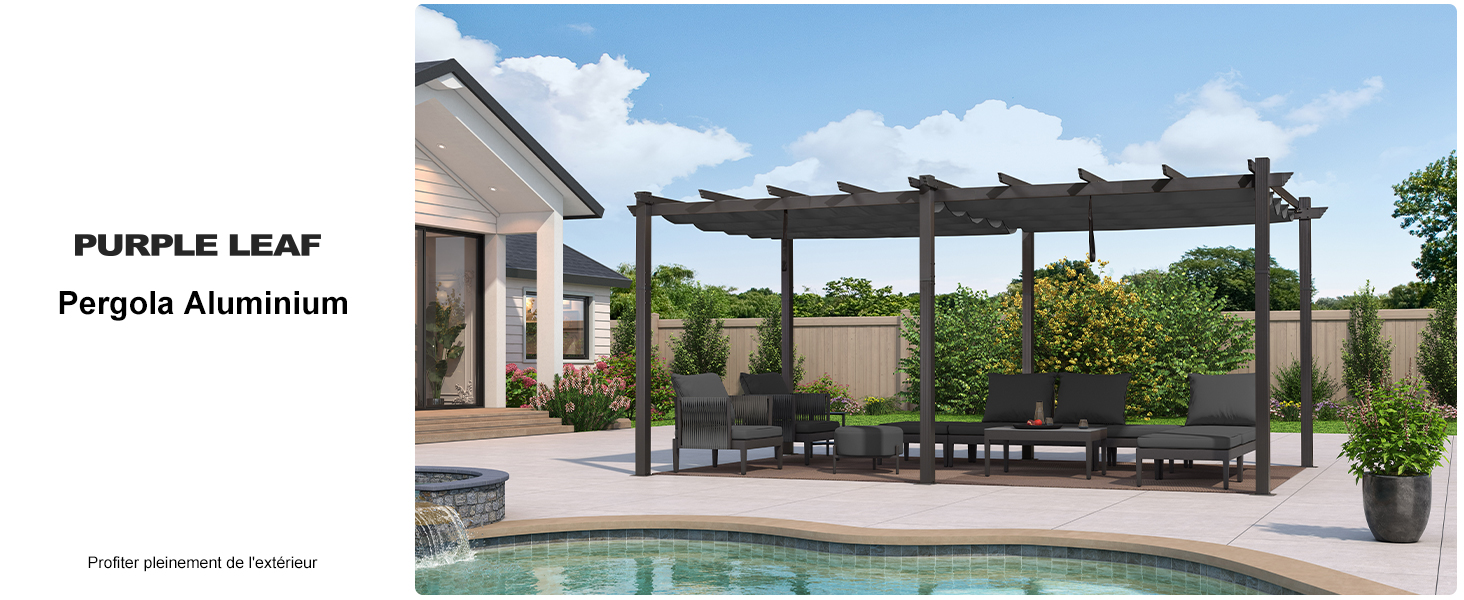 Grande pergola en aluminium dans un jardin. Doté d'un toit à lattes, il est situé près d'une piscine entourée de mobilier d'extérieur