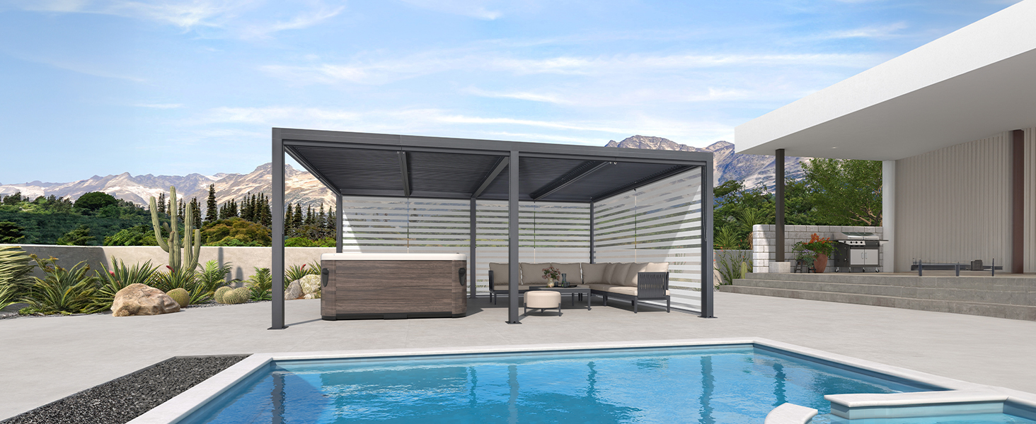 Pergola extérieure moderne avec toit à persiennes orientables à côté d'une piscine rectangulaire. La structure grise abrite des meubles de patio donnant sur le paysage désertique et les montagnes.