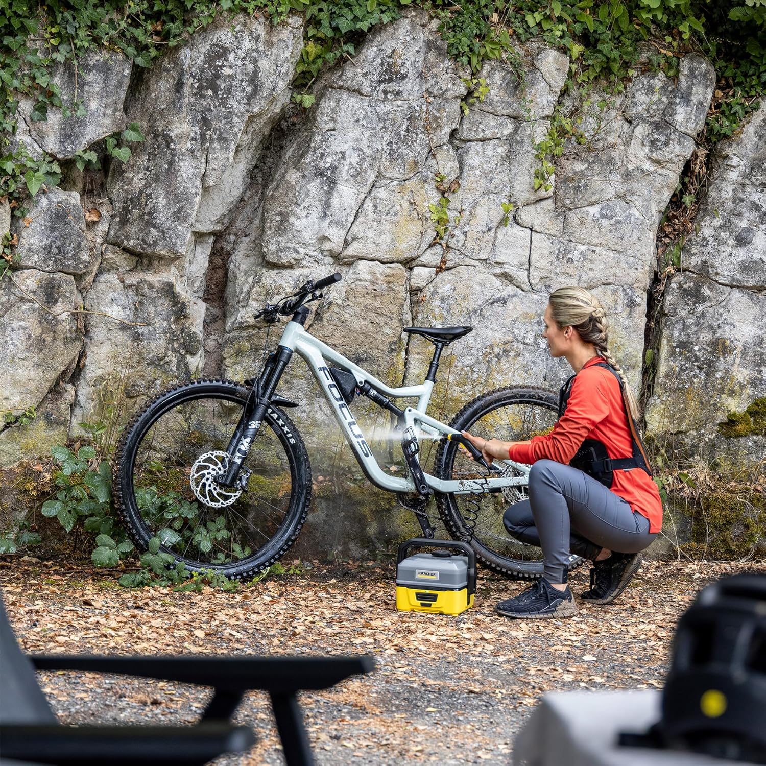 jardinito Nettoyeur à Pression Mobile OC 3 + Kit Vélo, Débit : 2 L/h, Réservoir d'eau : 4 L, Tuyau : 2,8 m, Buse à Jet Plat, Brosse Universelle, Nettoyant, Bonnette Microfibres, Boîte de Rangement