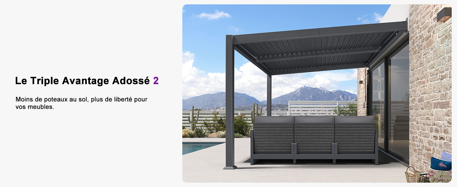 Le texte se lit comme suit : « La Triple Avantage Adossé 2 », sous-titré en dessous. Pergola extérieure moderne avec cadre sombre et système d'ombrage rétractable fixée au bâtiment en brique, offrant une vue sur le paysage de montagne.