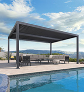 Pergola extérieure moderne avec un toit plat gris sur un patio à côté d'une piscine. Mobilier de salon visible sous la structure.