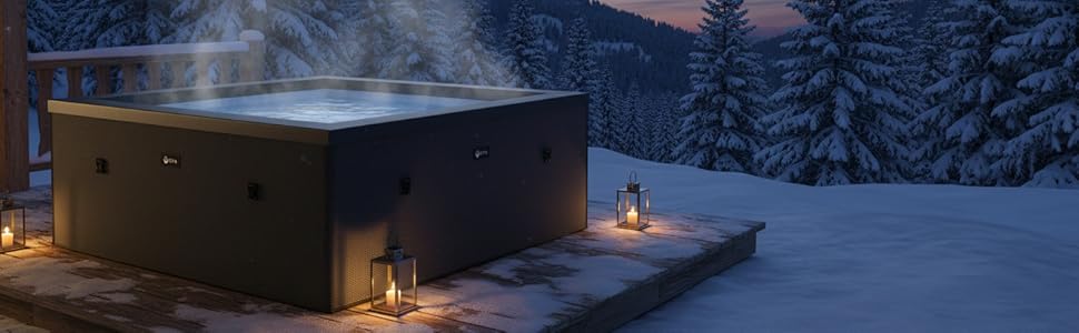 Bain à remous extérieur sur une terrasse recouverte de neige avec des lanternes lumineuses au crépuscule. Les pins enneigés et les montagnes en arrière-plan créent une ambiance hivernale.