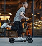 un jeune homme en trottinette dans une ville