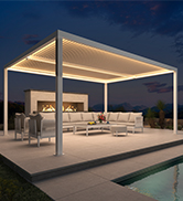 Pergola extérieure moderne avec toit rétractable, éclairée la nuit. Structure à cadre blanc sur des meubles de patio près d'une piscine, créant un espace de vie extérieur élégant et couvert.