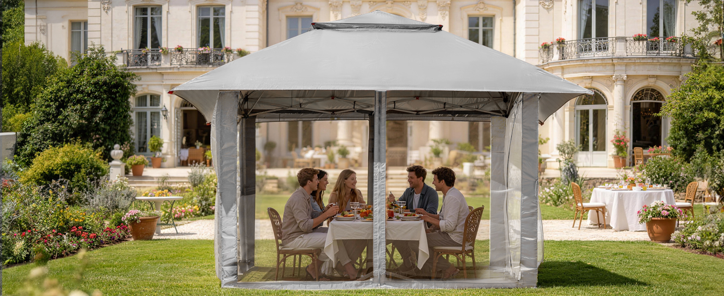 Structure de belvédère à pergola moderne avec cadre sombre et panneaux transparents/translucides dans une cour arrière résidentielle, montrant un espace de divertissement extérieur contemporain avec des personnes à l'intérieur.