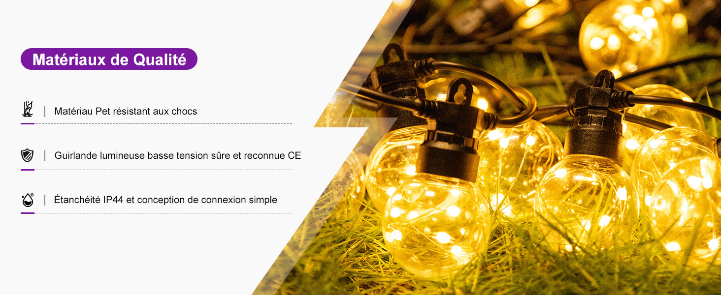 Chaîne d'ampoules LED jaune chaud illuminées sur fond d'herbe verte ou de feuillage. Les ampoules ont un aspect vintage de style Edison avec