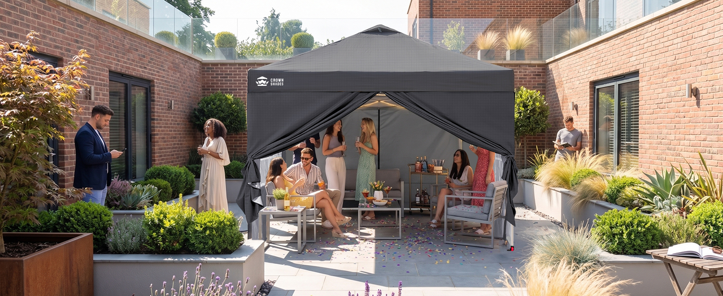 Terrasse résidentielle extérieure avec grand parasol en porte-à-faux rétractable noir offrant de l'ombre au-dessus du coin salon. Bâtiment en brique et aménagement paysager visibles en arrière-plan.