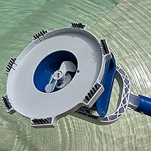 Dessous hélice avec système de clic et 7 brosses sans fil pour piscine jardinito Marvelix.